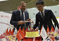 Персонал Пулково режет торт к 25-летию Hainan Airlines