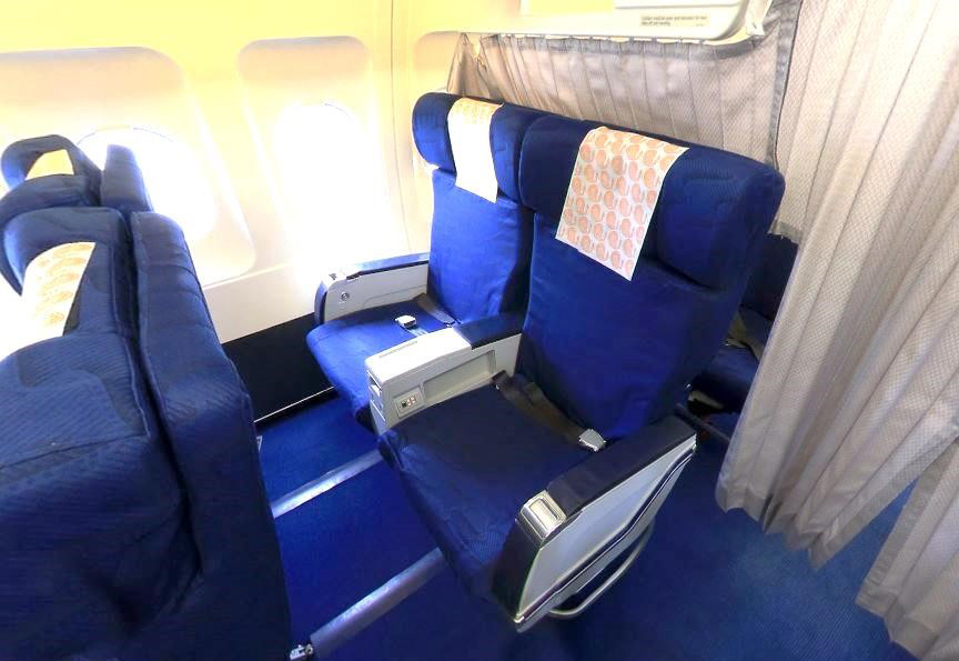 Типовое сидение (standard) бизнес-класса на борту авиалайнеров Airbus A319