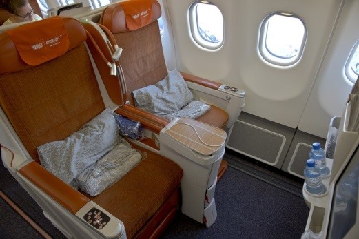 Типовое сидение (angle-lie-flat) бизнес-класса на борту авиалайнеров Airbus A330-200 и A330-300 в сложенном виде