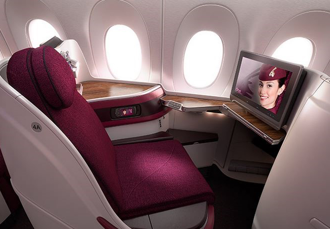 Типовое сидение (flat-bed) бизнес-класса на борту авиалайнеров Airbus A350, A380 и Boeing 787-8 в сложенном виде