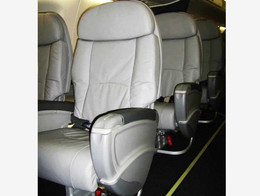 Типовое сидение (standard) бизнес-класса на борту авиалайнеров Embraer E-175