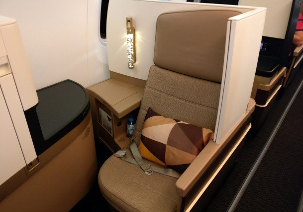 Типовое сидение (flat-bed) бизнес-класса на борту авиалайнеров Airbus A380-800  (в сложенном и разложенном виде)