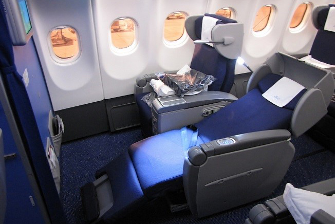 Типовое сидение (standard) бизнес-класса на борту авиалайнеров Airbus A330-200 V1 / V2