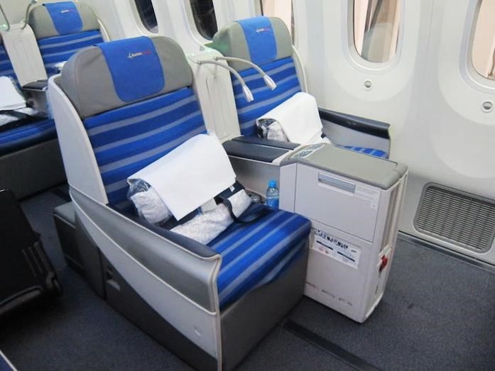 Типовое сидение (standard) бизнес-класса на борту авиалайнеров Boeing 787-8