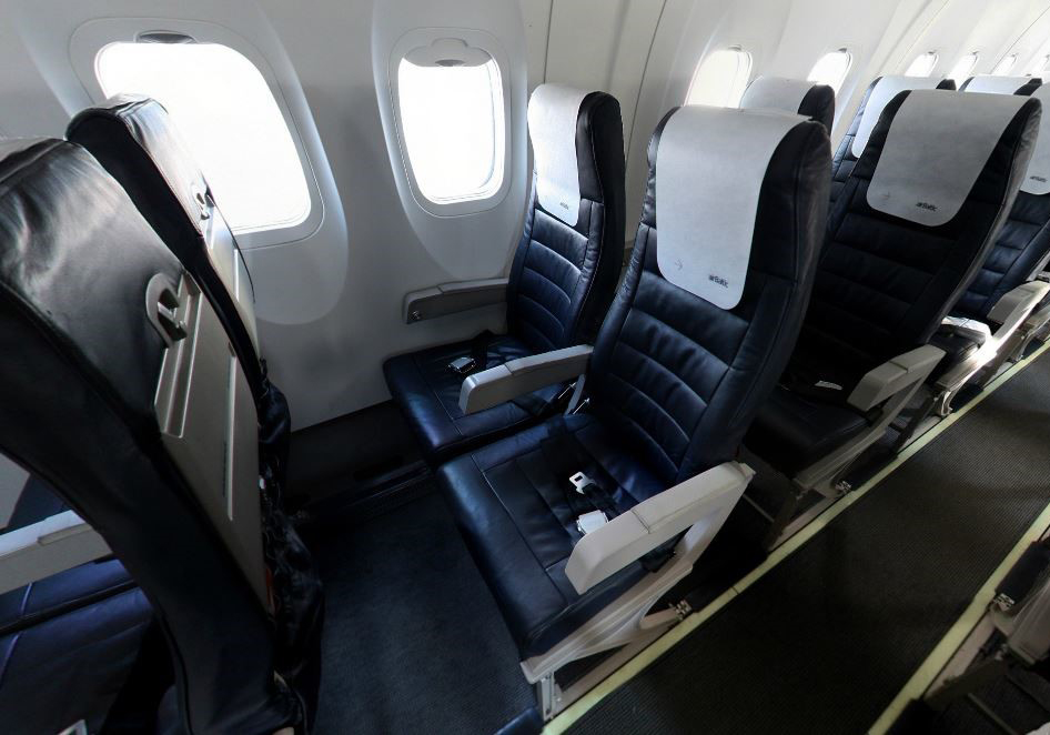 Типовое сидение (standard) бизнес-класса на борту авиалайнеров Bombardier Q400 NextGen